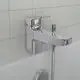 Chromene Badarmatur von Ideal Standard, montiert am Wannenrand, mit einem Hebel und einem Auslauf, installiert auf einem gefliesten Hintergrund.